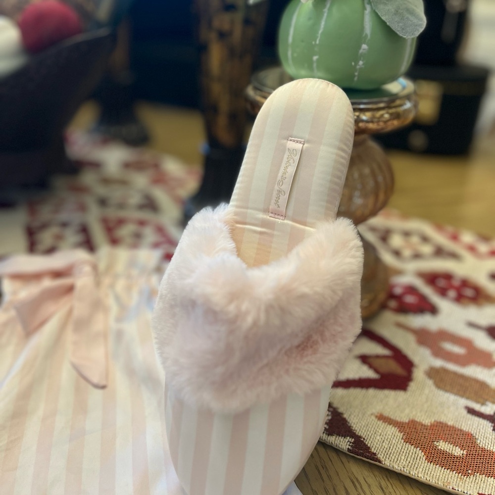 VICTORIA’S SECRET *NEW* Light Pink Striped Slippers with bag - Picture 7 of 11